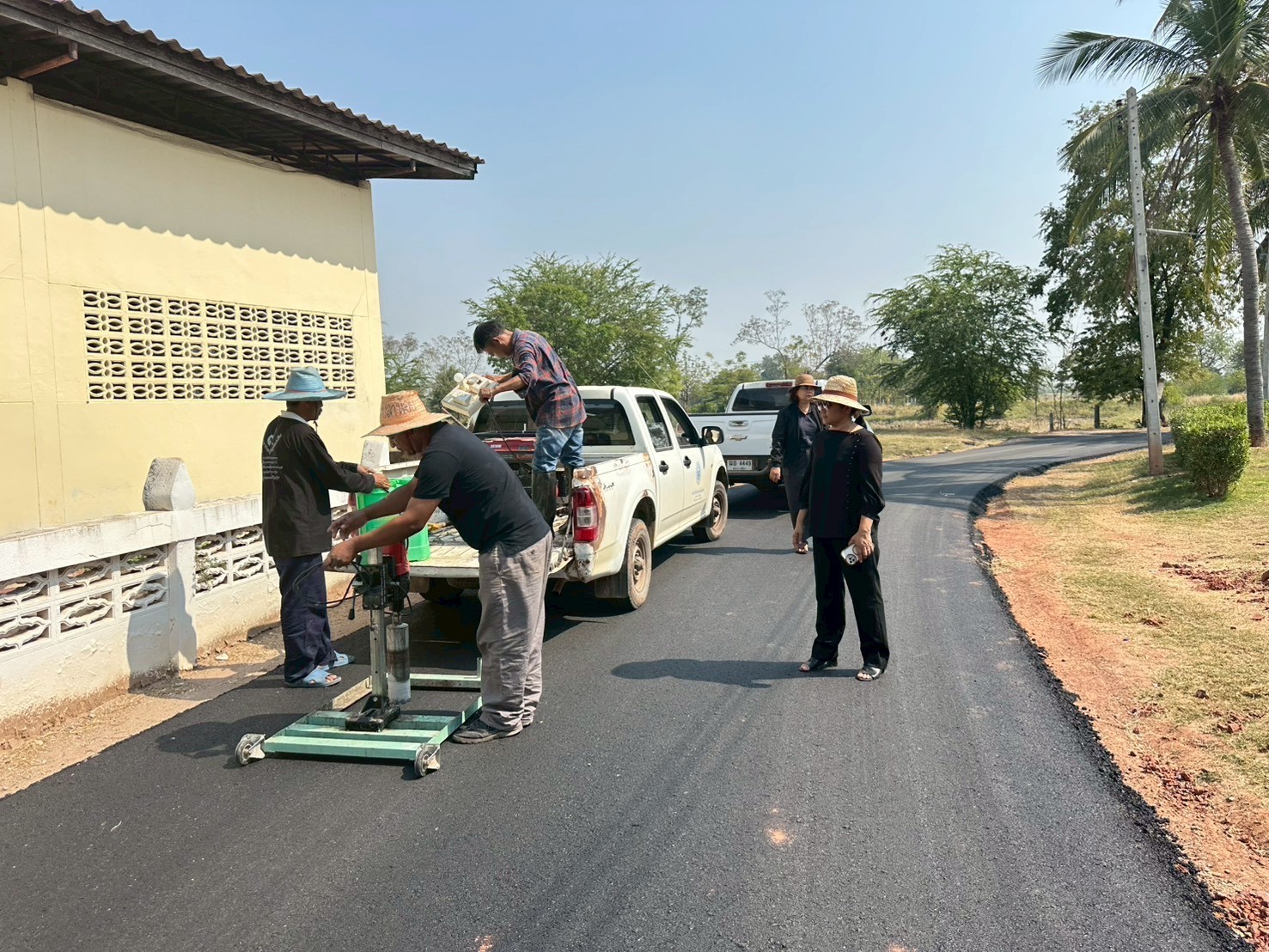 ตรวจงานลาดยาง เจาะความหนาของถนน บ้านบุตะโก ตำบลเมืองเกษตร