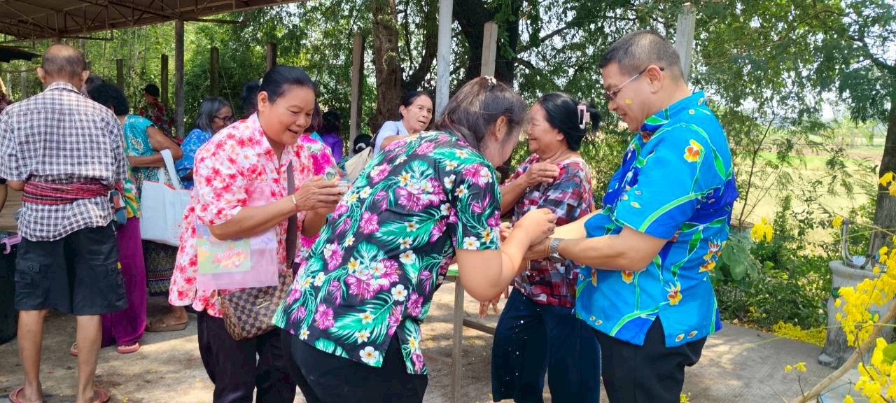 ประเพณีสงกรานต์ สรงน้ำพระ รดนำ้ดำหัวผู้ใหญ่ และเล่นสาดน้ำ